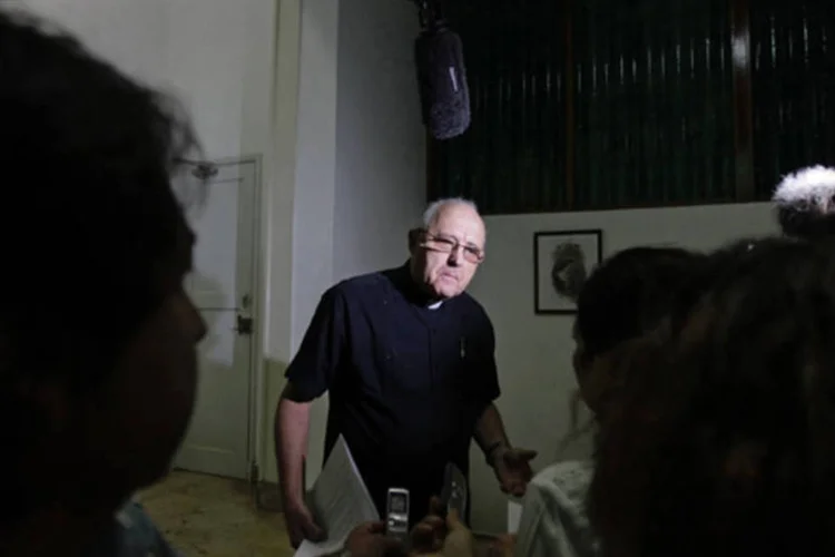 Jose Felix Perez, secretário-executivo da Conferência Episcopal Cubana, conversa com repórteres em Havana, Cuba (Desmond Boylan/Reuters)