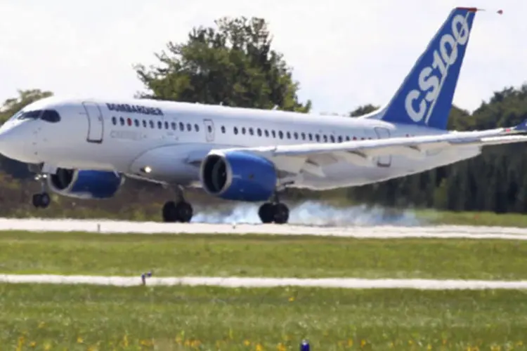 CSeries da Bombardier decola durante voo de testes em Mirabel, Quebec: desenvolvimento do avião está mais caro que o esperado (Christinne Muschi/Reuters)