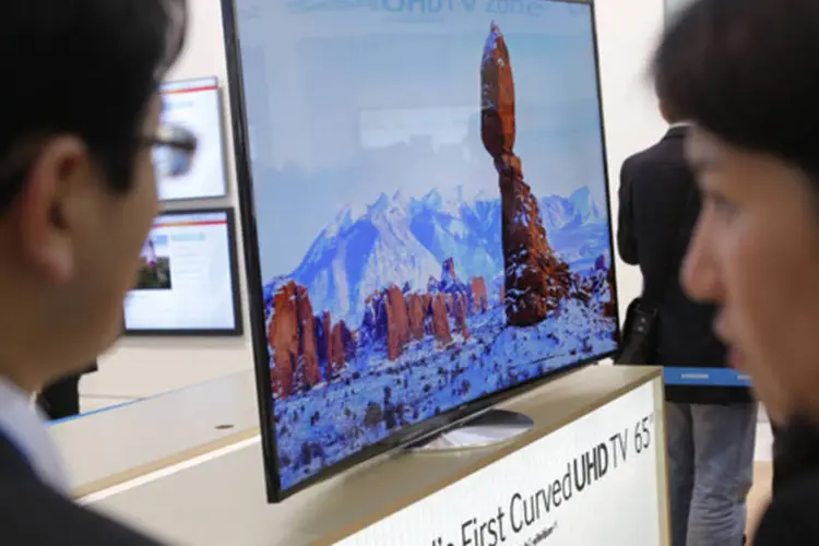 Primeira televisão UHD curva, de 55 polegadas, no estande da Samsung em uma feira de produtos eletrônicos em Berlim (Fabrizio Bensch/Reuters)
