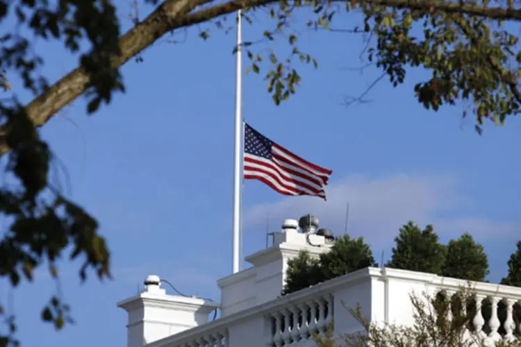 
	Bandeira dos EUA a meio mastro na Casa Branca em mem&oacute;ria &agrave;s v&iacute;timas do tiroteio em Washington: entre os mortos, que tinham entre 46 e 73 anos, havia tr&ecirc;s mulheres e nove homens
 (Yuri Gripas/Reuters)