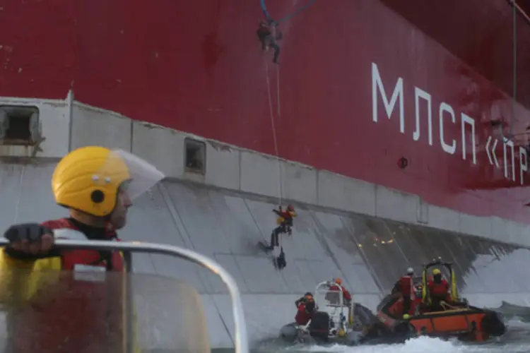 Ativistas do Greenpeace tentam escalar a plataforma de petróleo da Gazprom durante um protesto no Mar de Pechora (Denis Sinyakov/Greenpeace/Divulgação via Reuters)