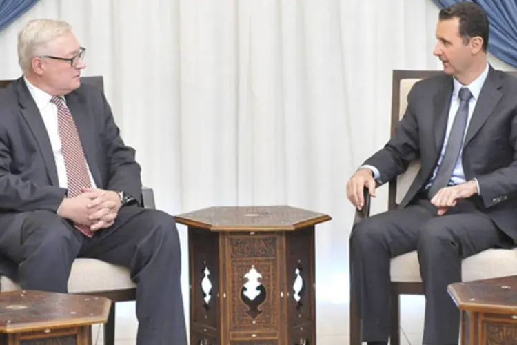 Bashar al-Assad, presidente da Síria, se encontra com o ex-Procurador Geral dos EUA Ramsey Clark em Damasco (SANA/Divulgação via Reuters)