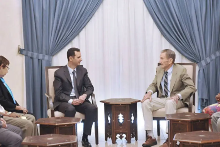 Bashar al-Assad se encontra com o ex-Procurador Geral dos EUA Ramsey Clark em Damasco (SANA/Divulgação via Reuters)