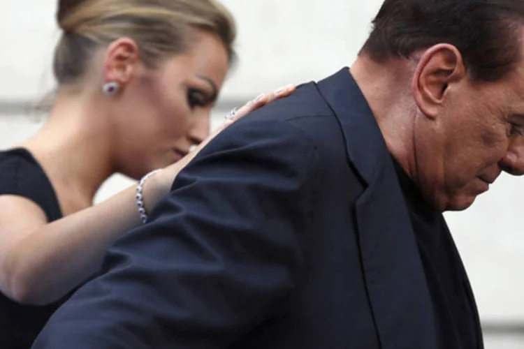 
	Silvio Berlusconi com sua namorada, Francesca Pascale: den&uacute;ncia de Francesca, dever&aacute; ser contra o popular apresentador italiano Michele Santoro e contra atriz b&uacute;lgara
 (Alessandro Bianchi/Reuters)