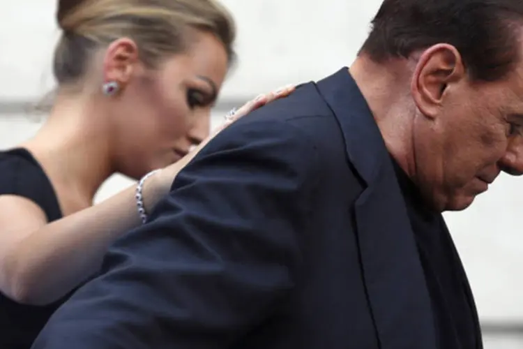 Silvio Berlusconi com sua namorada, Francesca Pascale, deixa sua residência no centro de Roma (Alessandro Bianchi/Reuters)