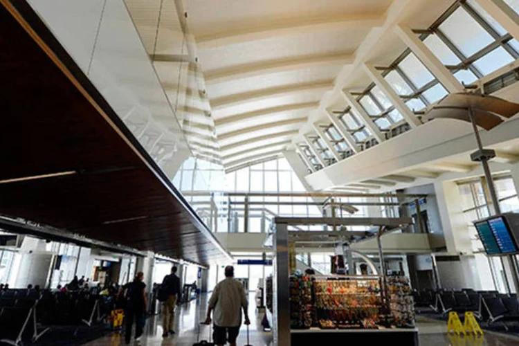 
	Passageiros caminham no Aeroporto de Los Angeles: a explos&atilde;o deixou nenhum ferido e ningu&eacute;m foi preso
 (REUTERS/Kevork Djansezian)