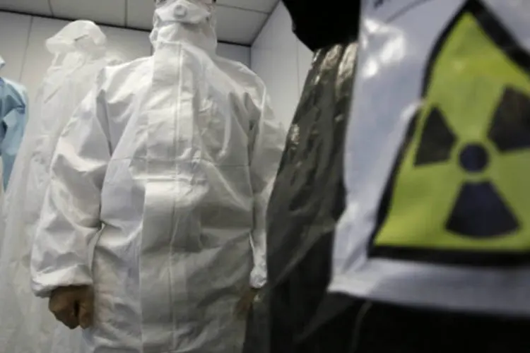 Trabalhador veste roupa anti-radiação: os resultados serão divulgados no mês de março para determinar se o consumo de produtos marinhos da área é seguro ou não
 (Toru Hanai/Reuters)
