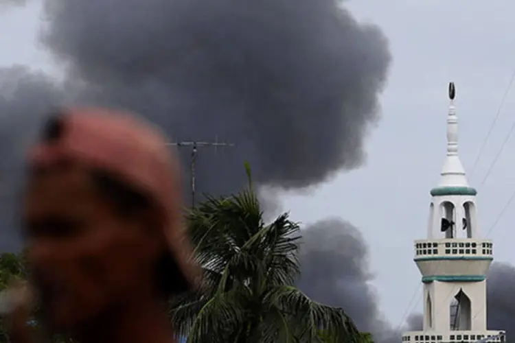 Fumaça próximo de uma mesquita nos subúrbios de Zamboanga durante confrontos entre as forças de segurança e os insurgentes muçulmanos no Sul das Filipinas (Erik De Castro/Reuters)