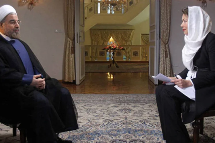 Presidente Hassan Rouhani, do Irã, durante entrevista com a jornalista Ann Curry, da rede americana NBC, em Teerã (President.ir/Divulgação via Reuters)