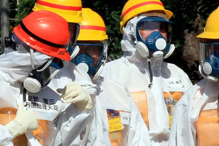 
	Inspetores na Usina de Fukushima: cerca de dez toneladas de &aacute;gua radioativa vazaram na manh&atilde; de hoje na central nuclear&nbsp;
 (Pool/Reuters)
