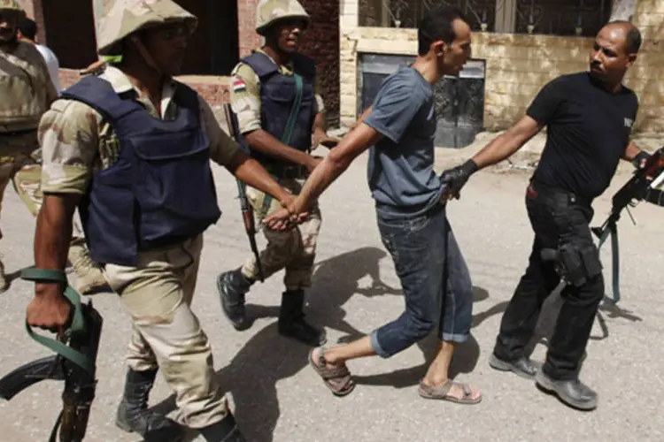 Forças de segurança prendem um suspeito em Kerdasah, cidade a 14 km do Cairo (Mohamed Abd El Ghany/Reuters)