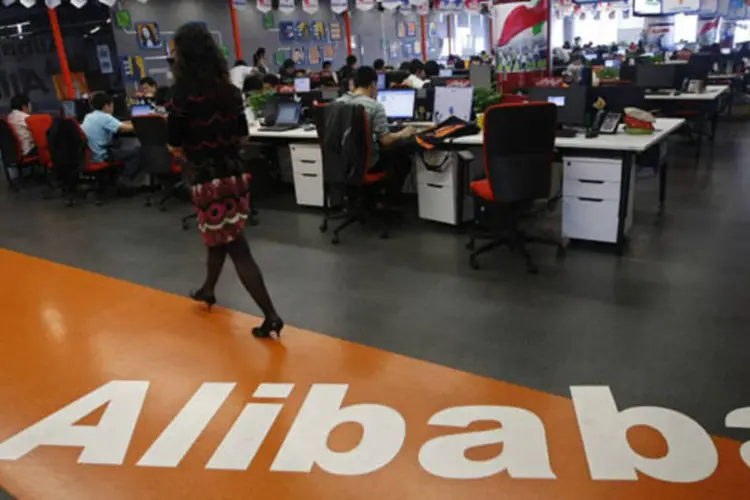
	Funcion&aacute;ria caminha na sede da companhia de e-commerce Alibaba: as vendas do Dia dos Solteiros da Alibaba dever&atilde;o subir 50% e exceder 30 bilh&otilde;es de yuans
 (Stringer/Reuters)