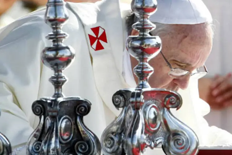 
	Papa Francisco reza missa em Cagliari, na It&aacute;lia: desde sua elei&ccedil;&atilde;o, pont&iacute;fice realizou declara&ccedil;&otilde;es a favor de uma maior aproxima&ccedil;&atilde;o da Igreja com desfavorecidos
 (Giampiero Sposito/Reuters)