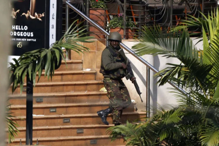 
	Shopping Westgate: A Pol&iacute;cia do Qu&ecirc;nia&nbsp;continua pedindo aos cidad&atilde;os que ignorem as informa&ccedil;&otilde;es extra oficiais, j&aacute; que, segundo ela, o &uacute;nico interesse &eacute; desestabilizar pa&iacute;s (Goran Tomasevic/Reuters)