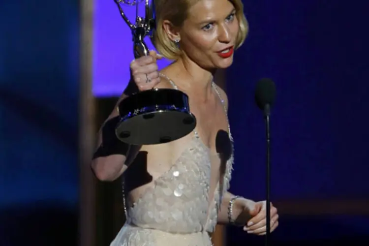 Atriz Claire Danes recebe o Emmy de melhor atriz dramática em uma série dramática pelo seu papel em "Homeland", em Los Angeles (Mike Blake/Reuters)
