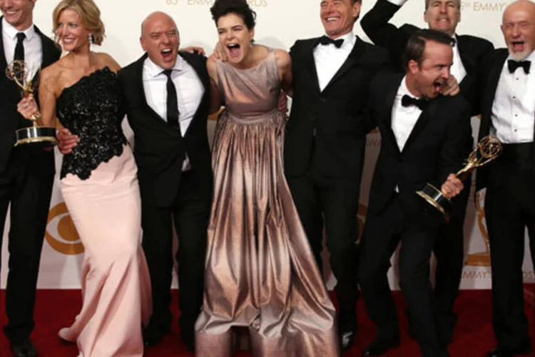 Elenco do seriado "Breaking Bad" do canal AMC nos bastidores com suas estatuetas pelo prêmio de melhor drama na 65ª edição do Emmmy em Los Angeles, 22 de setembro de 2013 (Lucy Nicholson/Reuters)