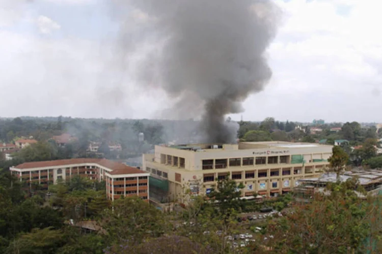 Fumaça sobe do shopping center Westgate em Nairóbi após uma série de explosões durante o terceiro dia de confronto entre forças de segurança e homens armados dentro do edifício (Johnson Mugo/Reuters)