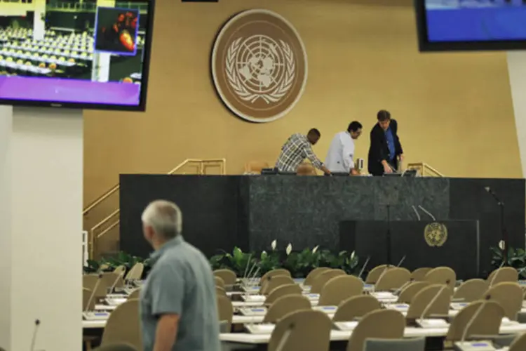 Funcionários da ONU checam equipamentos e microfones para a Assembleia-geral da ONU, na sede da organização em Nova York (Eduardo Munoz/Reuters)