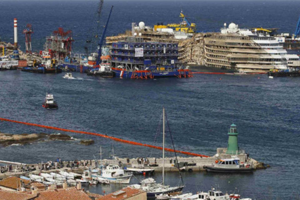 Homens são pegos furtando dentro do Costa Concordia