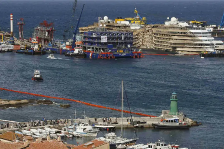 O navio de cruzeiro Costa Concordia é visto em frente à costa do porto de Giglio, na Itália (Tony Gentile/Reuters)