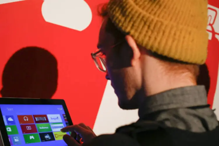 Membro da mídia testa um tablet Surface 2 da Microsoft, com Windows Phone, durante o lançamento do aparelho em Nova York (Shannon Stapleton/Reuters)