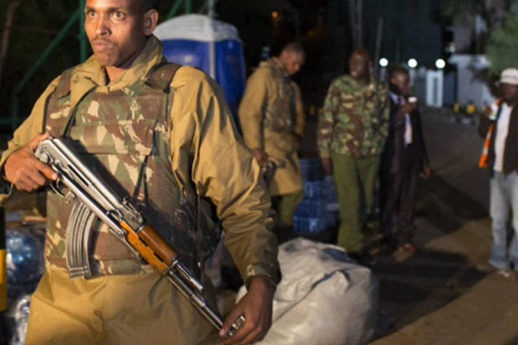 Policial caminha pelo perímetro de segurança do shopping center Westgate em Nairobi, no Quênia (Siegfried Modola/Reuters)
