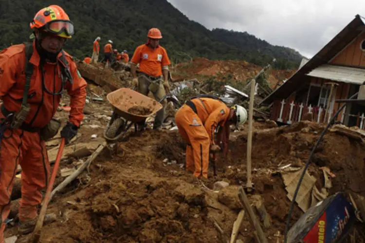 Equipes de resgate procuram por corpos no local de um deslizamento de terra na vila de  La Pintada, do Estado de Guerrero, México (Henry Romero/Reuters)