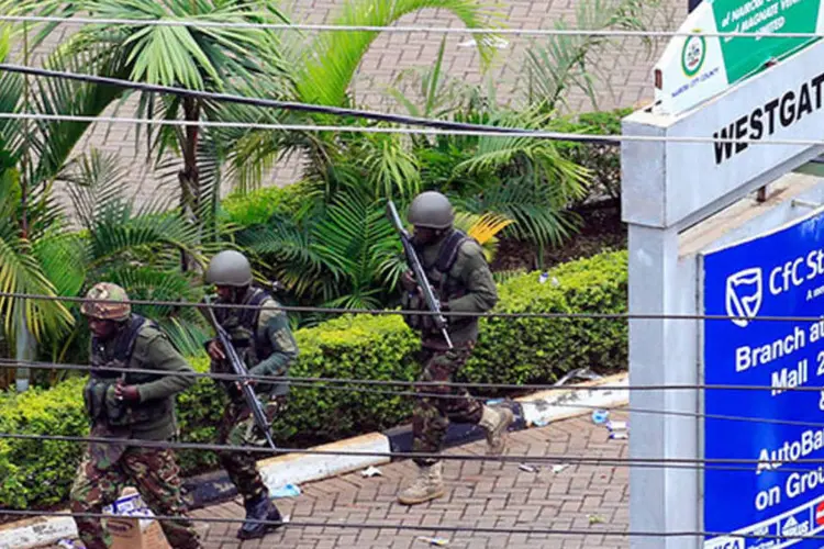 
	For&ccedil;as de Defesa do Qu&ecirc;nia procuram uma posi&ccedil;&atilde;o durante opera&ccedil;&atilde;o no shopping de Westgate: mais de dez suspeitos foram presos
 (Noor Khamis/Reuters)