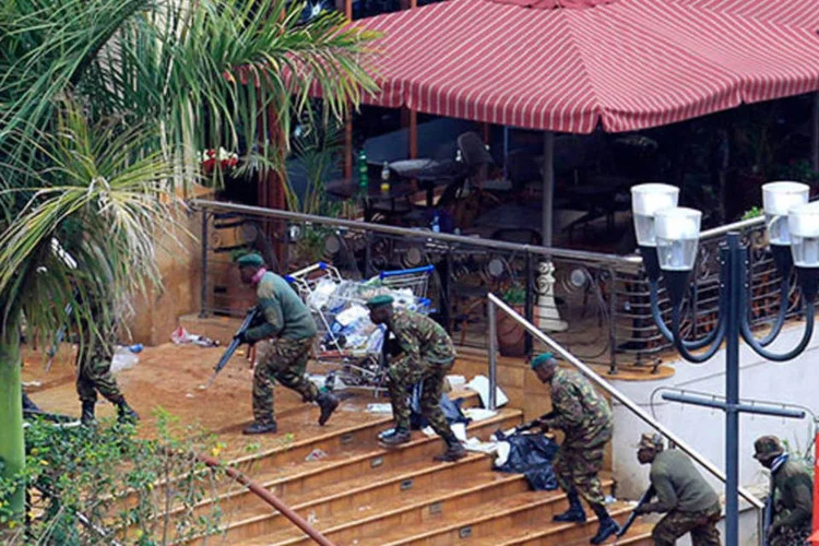 
	Soldados quenianos em opera&ccedil;&atilde;o contra grupo terrorista no shopping Westgate:&nbsp;&quot;estamos muito perto do final&quot;, afirma o Minist&eacute;rio do Interior
 (Noor Khamis/Reuters)