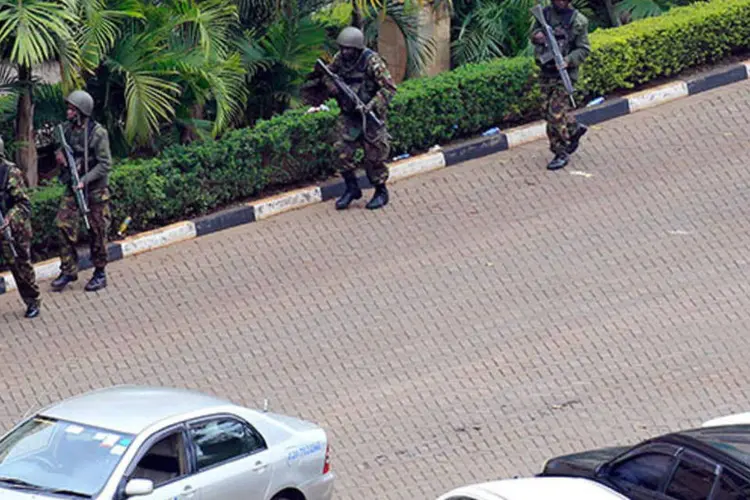 
	Soldados quenianos em opera&ccedil;&atilde;o contra grupo terrorista: o grupo negou a declara&ccedil;&atilde;o de um ministro queniano de que cidad&atilde;os norte-americanos e brit&acirc;nicos estariam entre os militantes&nbsp;
 (Noor Khamis/Reuters)