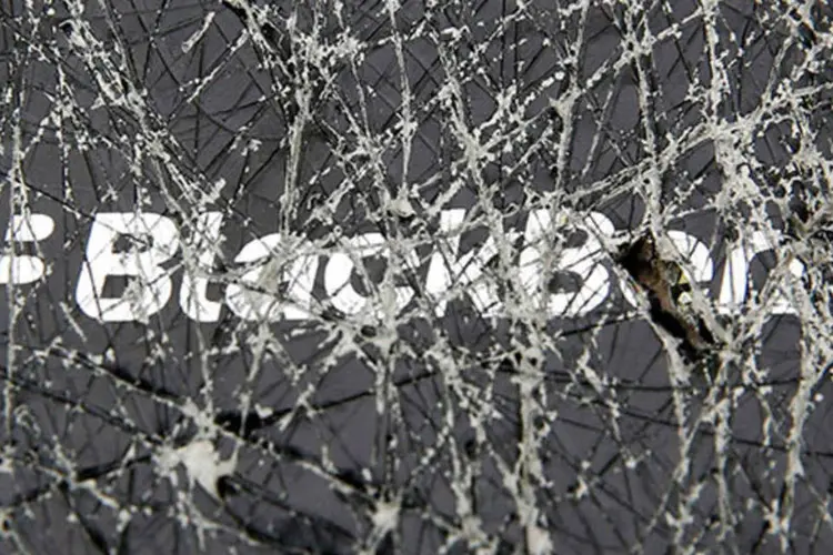 
	Logo da BlackBerry &eacute; visto atrav&eacute;s de vidro quebrado: companhia foi colocada &agrave; venda em agosto depois de registrar fracas vendas dos seus dispositivos
 (REUTERS/Dado Ruvic)