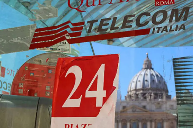 
	Cabine telef&ocirc;nica da Telecom Italia: a empresa precisa investir rapidamente em tecnologia para concorrer com gigantes como a Vodafone
 (Alessandro Bianchi/Reuters)