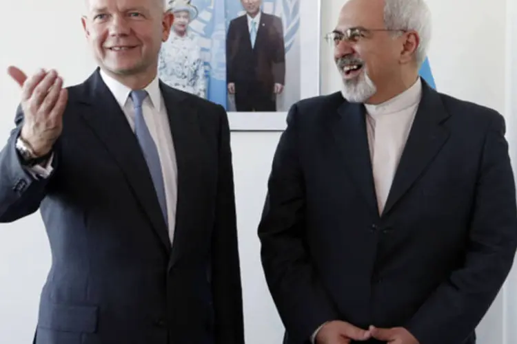 Chanceleres da Grã-Bretanha, William Hague, e do Irã, Javad Zarif, antes de reunião bilateral na ONU, em Nova York (Jason DeCrow/Reuters)