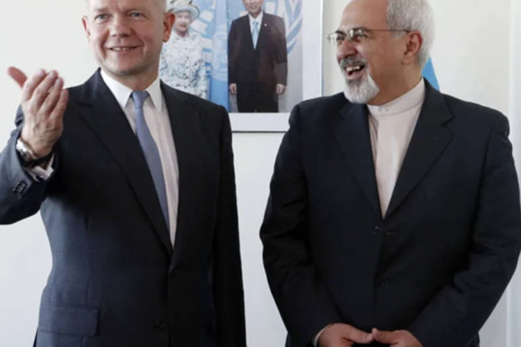 Chanceleres da Grã-Bretanha, William Hague, e do Irã, Javad Zarif, antes de reunião bilateral na ONU, em Nova York (Jason DeCrow/Reuters)