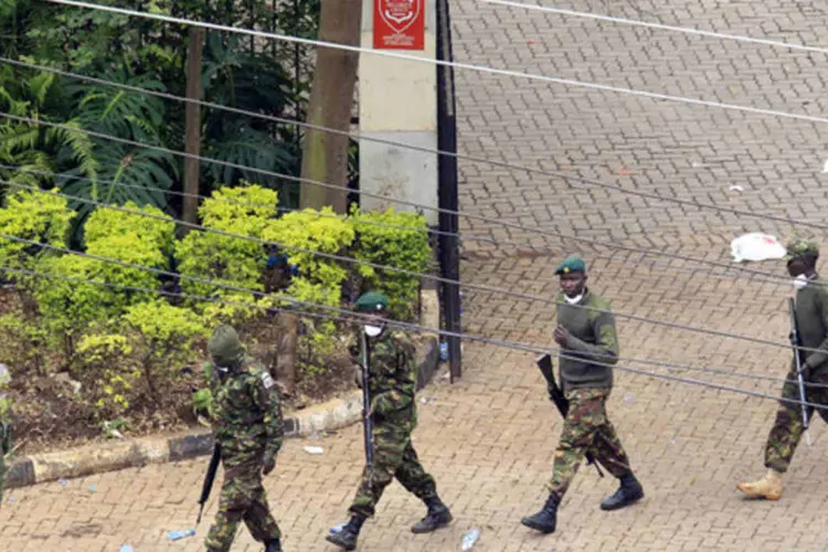 Forças de segurança do Quênia se posicionam no entorno do shopping center Westgate, em Naioróbi (Noor Khamis/Reuters)