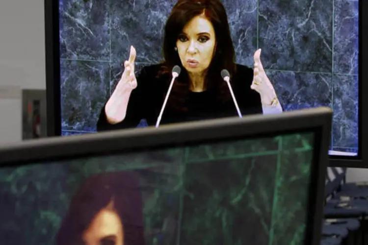 Presidente da Argentina, Cristina Kirchner, é vista em uma série de monitores durante o seu discurso na 68ª Assembleia Geral da ONU, no Nova York (Ray Stubblebine/Reuters)