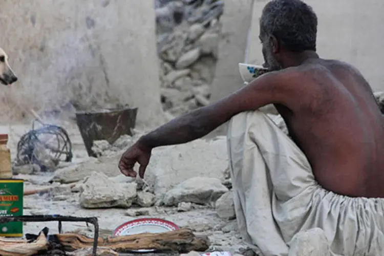 
	Sobrevivente do terremoto no Paquist&atilde;o em meio a escombros:&nbsp;ilha emergida a cerca de 200 metros da costa foi visitada hoje, disse vice-ministro da regi&atilde;o
 (Sallah Jan/AFP)