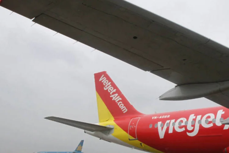 Jato A320, fabricado pela Airbus, da VietJet se preparando para decolar no aeroporto internacional Noi Bai, em Hanoi (Kham/Reuters)