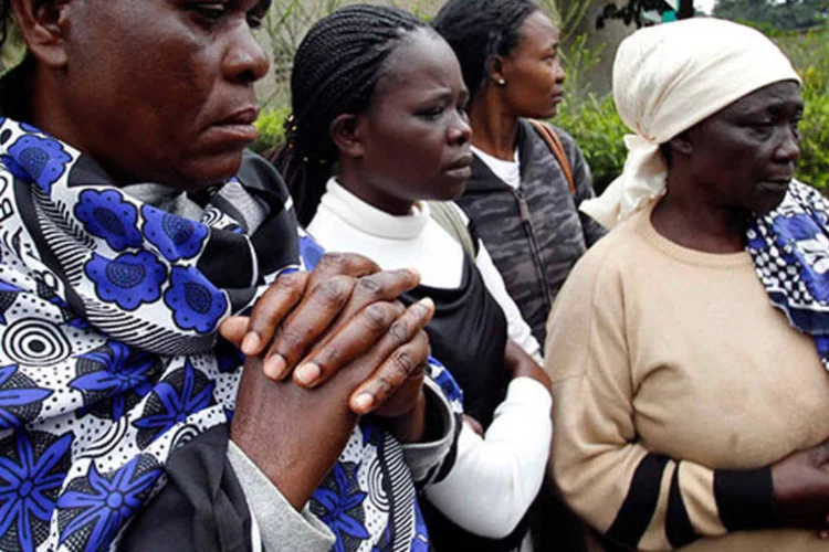 
	Mulheres rezam antes de reconhecer os corpos de parentes mortos: ap&oacute;s a conclus&atilde;o da opera&ccedil;&atilde;o do Ex&eacute;rcito,&nbsp;&quot;a prioridade &eacute; a imediata recupera&ccedil;&atilde;o dos corpos&quot;
 (Thomas Mukoya/Reuters)