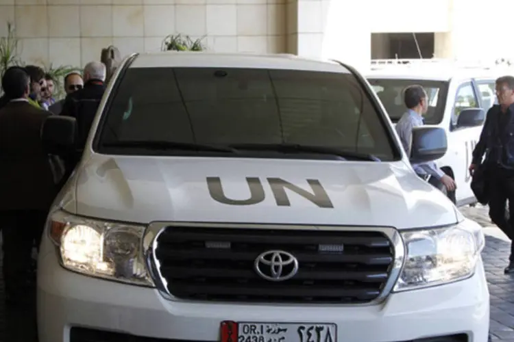Veículos da ONU levando equipe de investigação de armas químicas da organização chega em Damasco, em 25 de setembro de 2013 (Khaled al-Hariri/Reuters)