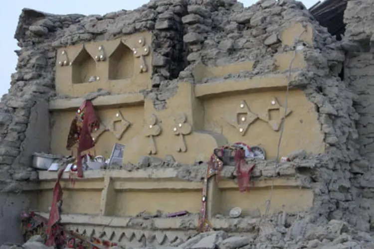 Destroços de casa após ter desmoronado com o terremoto na cidade de Awaran, na província paquistanesa de Baluchistan (Sallah Jan/Reuters)