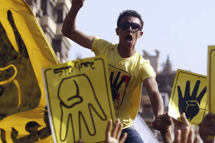 Membro da Irmandade Muçulmana grita palavras de ordem durante protesto contra os militares e o ministro do Interior próxima à praça Rabaa al-Adawiya, no distrito de Nasr City, Cairo (Amr Abdallah Dalsh/Reuters)