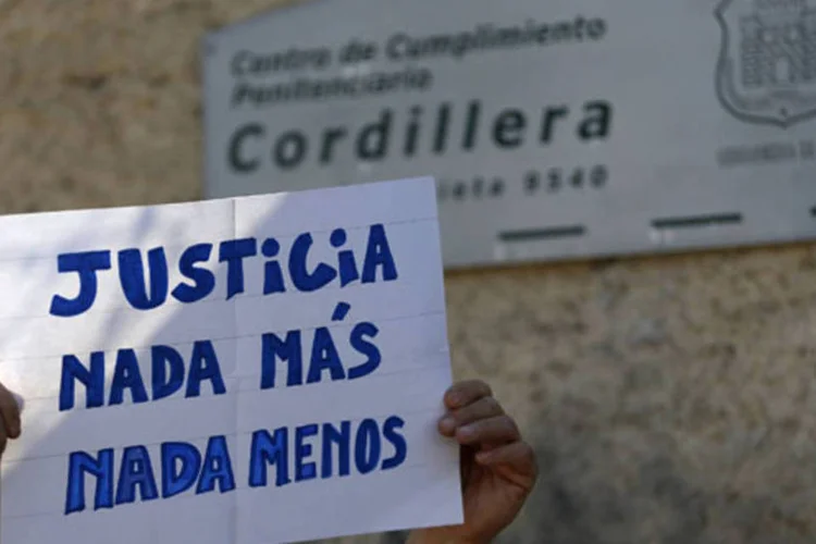 Manifestante durante um protesto em frente a cadeia de Cordillera, em Santiago (Ivan Alvarado/Reuters)