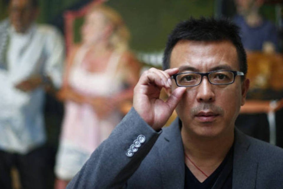 Liu Xiaodong pinta pessoas em pubs para 1ª mostra em Londres