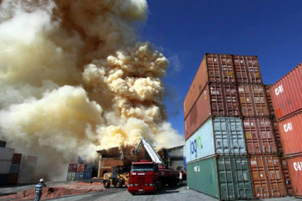 Força tarefa controla fumaça em armazém catarinense