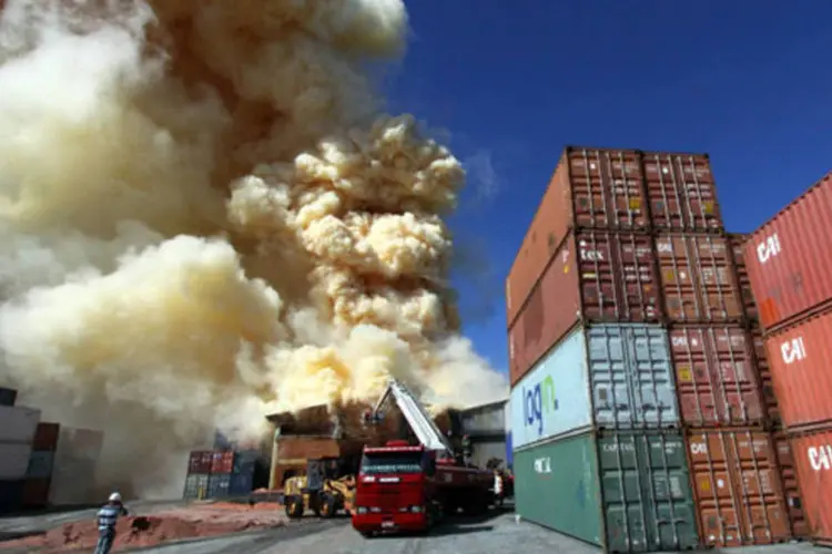 Bombeiros trabalham para conter as chamas de um incêndio no galpão de fertilizantes em São Francisco do Sul, Santa Catarina (James Tavares/Divulgação via Reuters)