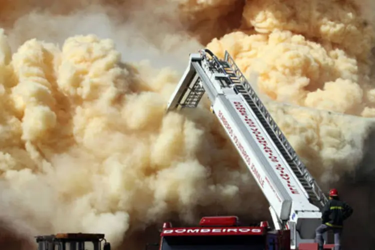 Bombeiros trabalham para conter as chamas de um incêndio no galpão de fertilizantes em São Francisco do Sul, Santa Catarina (James Tavares/Divulgação via Reuters)