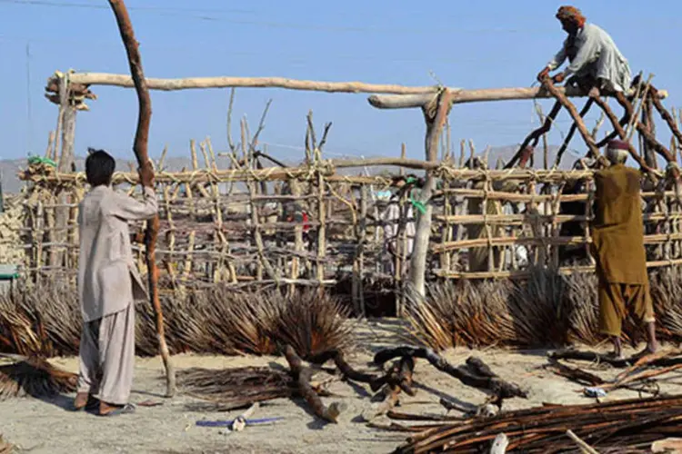 
	Sobreviventes de terremoto no Paquist&atilde;o constroem uma casa improvisada: muitos est&atilde;o desalojados
 (Naseer Ahmed/Reuters)
