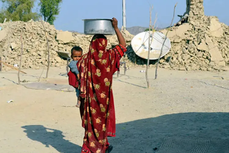 
	Sobrevivente do terremoto do Paquist&atilde;o: sobreviventes reclamam de falta de abrigos para fugir do sol abrasador
 (REUTERS/Naseer Ahmed)