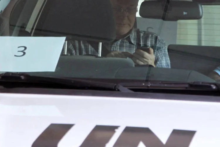 Chefe da equipe de investigação sobre armas químicas da ONU, Ake Sellstrom, fotografado ao entrar no carro que deixa o hotel onde a equipe está hospedada, em Damasco (Khaled al-Hariri/Reuters)